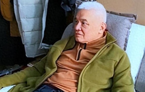 68岁知名男演员被曝患脑梗，由独生女儿照顾，前任嫁给了好哥们