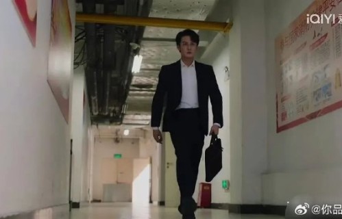 外界对于檀健次在偶像剧中身高与角色适配度的主要争议点是什么？|爱情有烟火|王楚然|演技|审美|六边形