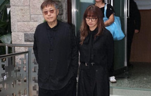 香港电影人出殡儿子捧遗照，钟楚红送别泣不成声，刘德华送了花牌