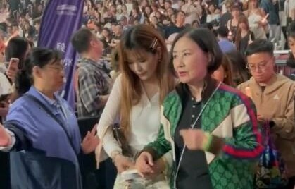78岁汪明荃看演唱会需人搀扶，网民担心其健康，和罗家英穿名牌情侣装