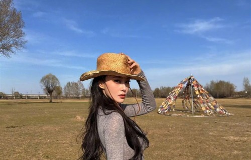 草原上的牛仔女郎：张馨予与黑马的飒爽大片，展现超绝腰臀比