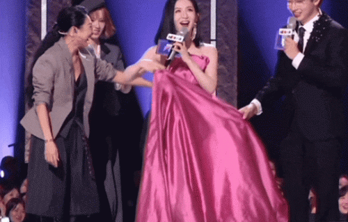 谢娜个人演唱会7590张门票1分钟售罄，谢娜激动发文“手抖”