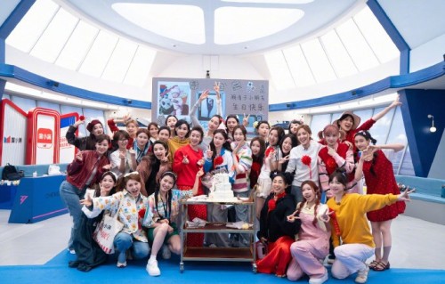 阚清子晒浪姐庆生合照，李小冉一公夺冠