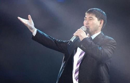 跳楼身亡， 家里现金堆成山， 偷养私生子， 大衣哥为自己的私生活谣言正名