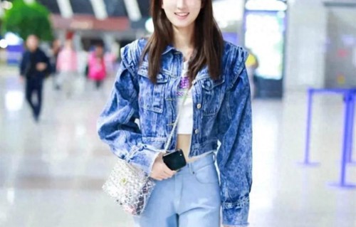 乔欣身穿牛仔外套露s小蛮腰简直时尚潮流同时也不忘秀好身材