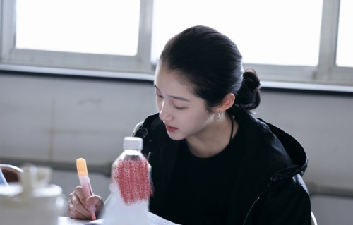 关晓彤参与《我与爱同谋》剧本围读状态佳|新剧