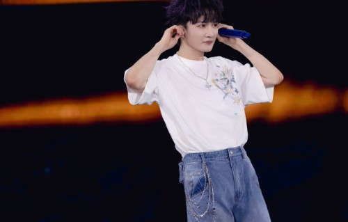 周深演唱会上还有哪些温暖的互动和鼓励粉丝的瞬间？