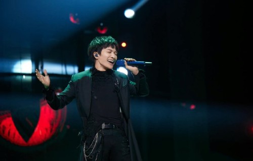 歌曲《默》的现场演绎与录音室版本相比有哪些不同之处？|张杰|那英|高晓松|周深|李荣浩