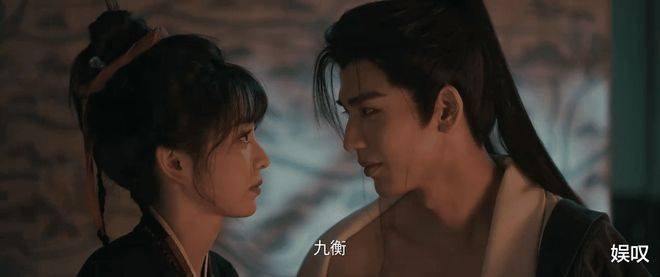 希望张凌赫能够抓住这次机会,保持初心,在争议中成长,在热度中保持清醒,用一部又一部扎实的作品,证明自己不是昙花一现,而是一个真正能够在娱乐圈站稳脚跟的演员。毕竟,颜值会逐渐过时,话题也会过去,唯有优质的角色和作品,才是演员最坚实的底气。