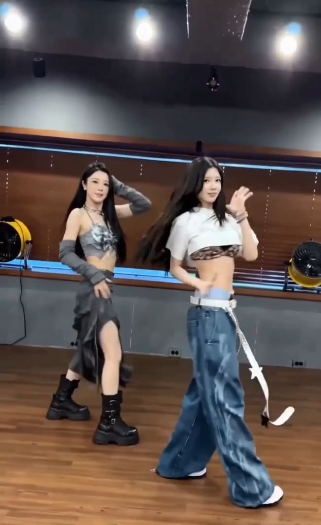 Flora（左）与戴燕妮本人（右）在练习室“共舞”的视频截图。