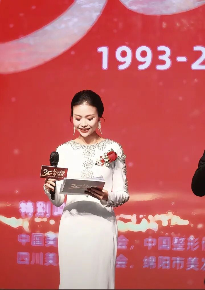 熹菲生前在主持商业活动 （视频截图）