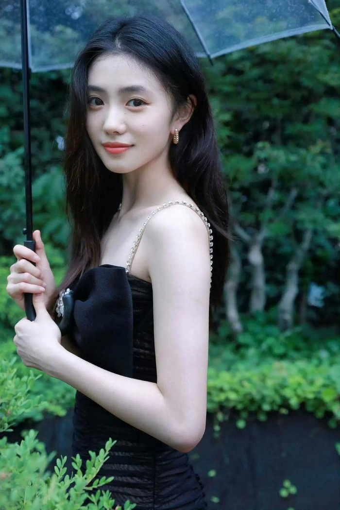 从东北小城的舞蹈少女到国际电影节的常客，刘浩存的成长轨迹折射出新生代演员在流量与实力间的挣扎与突围。当她在《想飞的女孩》中嘶吼着“我不是谁的附属品”时，既是角色的呐喊，也是她对自我价值的宣言。在这个标签易逝的时代，她用一部部作品证明：真正的成长，是穿越质疑的迷雾，依然能在银幕上绽放独特的光芒。