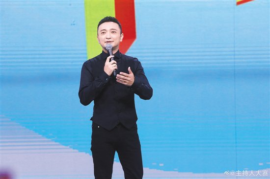 “康撒朱尼”组合在《主持人大赛》中合体亮相(从上至下:康辉、撒贝宁、朱广权、尼格买提)