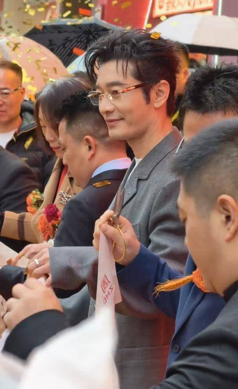 撇开稍显突兀的造型细节，不得不佩服黄晓明长久以来的自律与职业敬畏。在娱乐圈众多中生代艺人中，不少人在走红后逐渐放松体态与肤质管理，状态呈现断崖式下滑，唯有他始终将自律融入日常，二十余年来保持着极高的身心完成度。纵然经历口碑波动、承受舆论压力，他也从未降低对自身形象和职业素养的标准。正是这种沉得住气、守得稳心、扛得住压的稳健姿态，支撑他穿越行业周期起伏，持续活跃于大众视野二十余年。