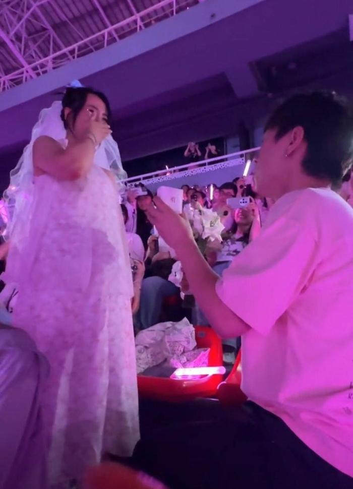 男生在汪苏泷演唱会现场向女友求婚(来源:网络)