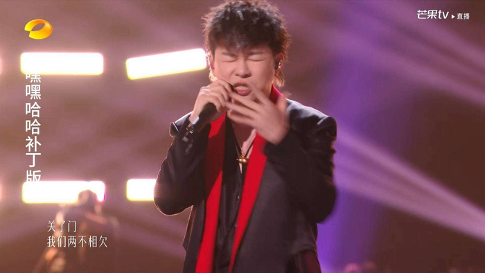 事件发酵不到两小时，胡彦斌工作室便迅速发布了道歉声明，承认“因近期高强度排练导致 vocal 状态波动”，同时幽默表示“会把这次破音做成手机铃声当纪念”。网友们的态度瞬间出现反转：有人晒出他凌晨三点仍在录音室的照片，感叹道“音乐人也不容易”；也有观众理性地提出建议：“竞技舞台上还是要对自己和观众负责，状态不好可以调整歌单嘛。”截至发稿，《你要的全拿走》的破音片段在短视频平台上的播放量已突破亿次，#胡彦斌教你如何救场破音#更是成为了新一轮教学梗，迅速在网友间传播开来。