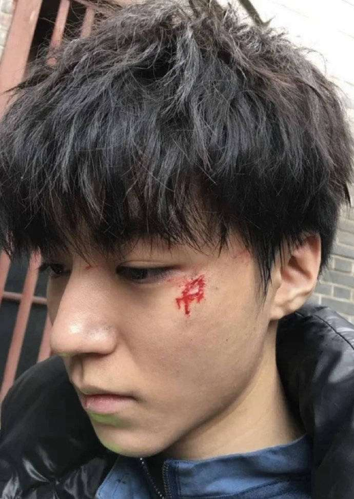 截至10月6日,王俊凯工作室依旧保持沉默,仅悄悄替换了那张失踪鼻子的照片。这场风波,因一个简单的修图失误而引发的热议,已经超越了单纯的图片问题,成为娱乐圈内部专业团队与艺人价值脱节这一长期矛盾的集中爆发。粉丝们的愤怒不仅仅是对一张修图失败的照片的反应,更是一种对团队管理和专业度的深刻失望与反思。下一次,工作室是否能够真正跟上艺人的步伐,跟上他在事业上的进步?或许,粉丝们不只是期待一张完美的修图,更渴望的是团队能够在专业性和责任心上有所提高。